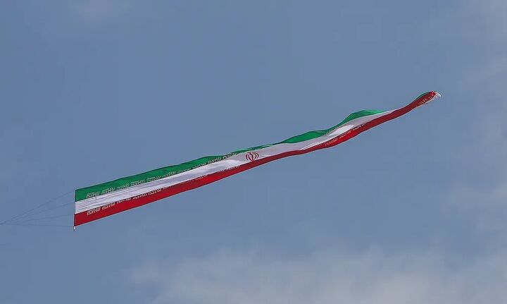 پرچم ایران بر فراز آسمان رامسر به اهتزاز درآمد