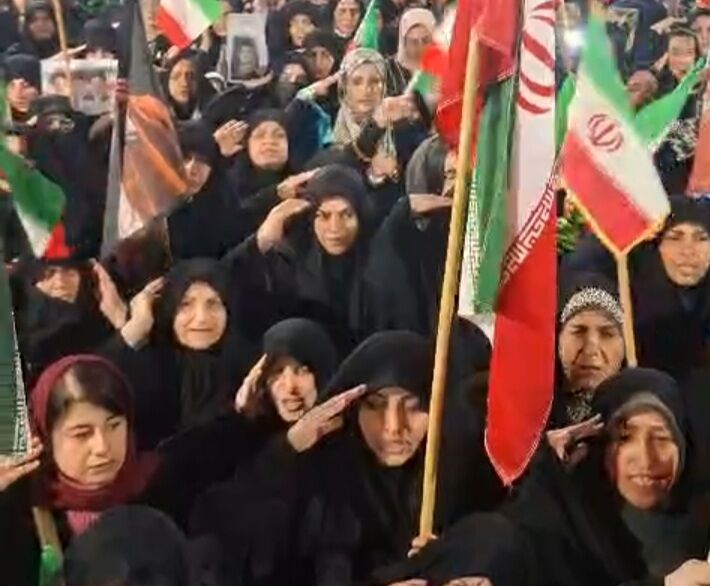 احترام نظامی مردمان دیارعلویان به سرود ملی