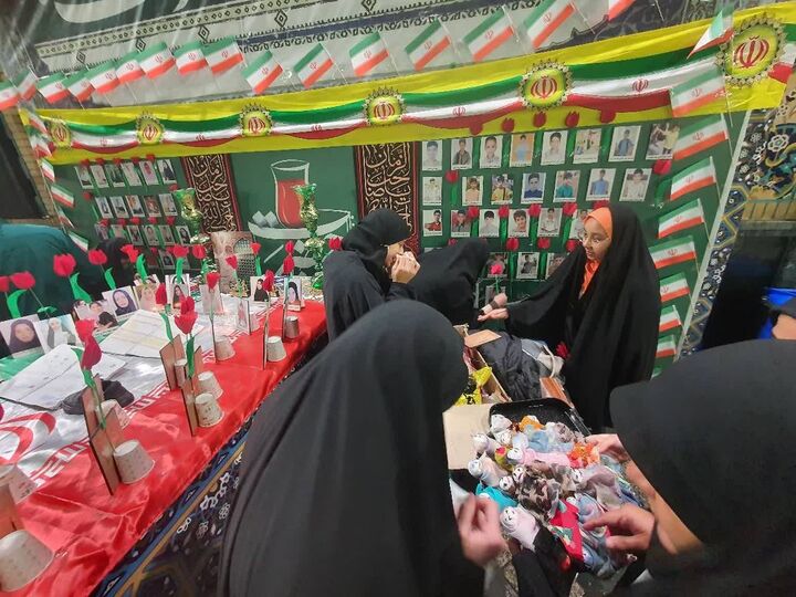 اهدای عروسک "دختلوک" به کودکان زائر حرم مطهر امام رضا(ع)