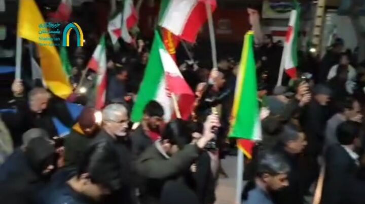 ادامه حضور مردمی در شهرکرد؛ سی‌ودومین شب ایستادگی در میدان