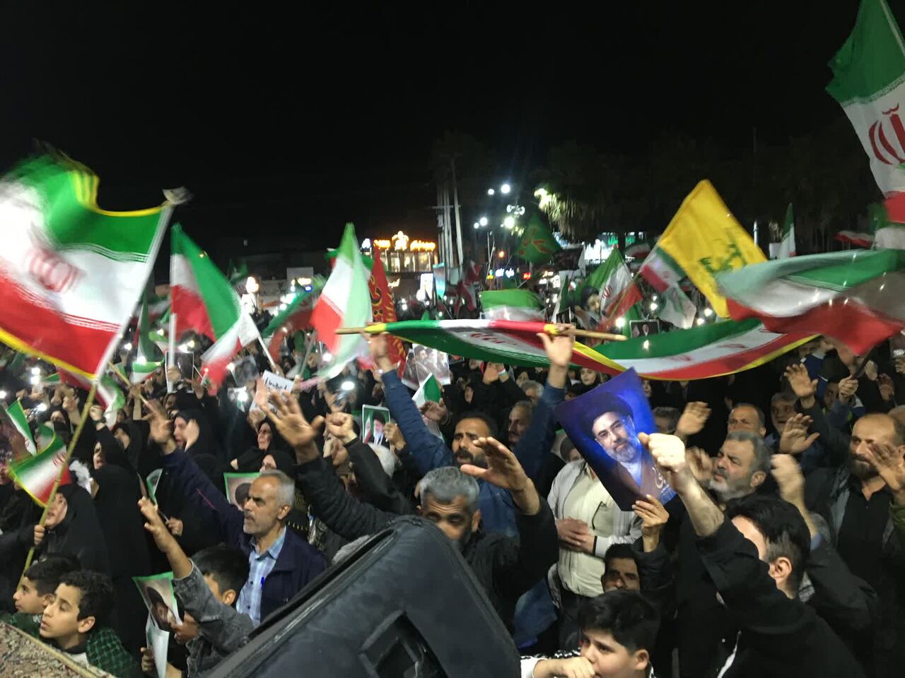 صدای اتحادمقدس از میدان، مسئولان وخیابان به گوش می رسد