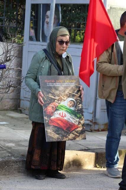 ابراز همدردی و گرامیداشت یاد شهدای دانش‌آموز میناب در آتن+ عکس و فیلم