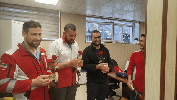 تقدیر اساتید قرآن از مجاهدان هلال احمر با گل و قرآن + تصاویر