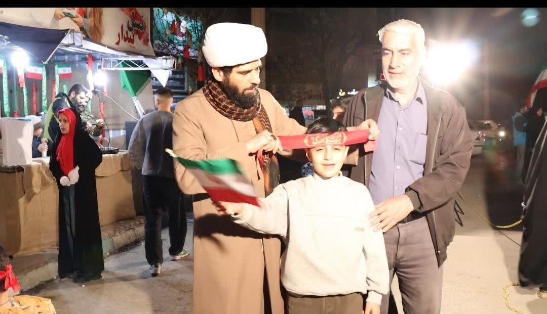 روحانیون همدان پای کار/حضور پرشور مجاهدان دهه هشتادی و نودی در غرفه نسل بیدار