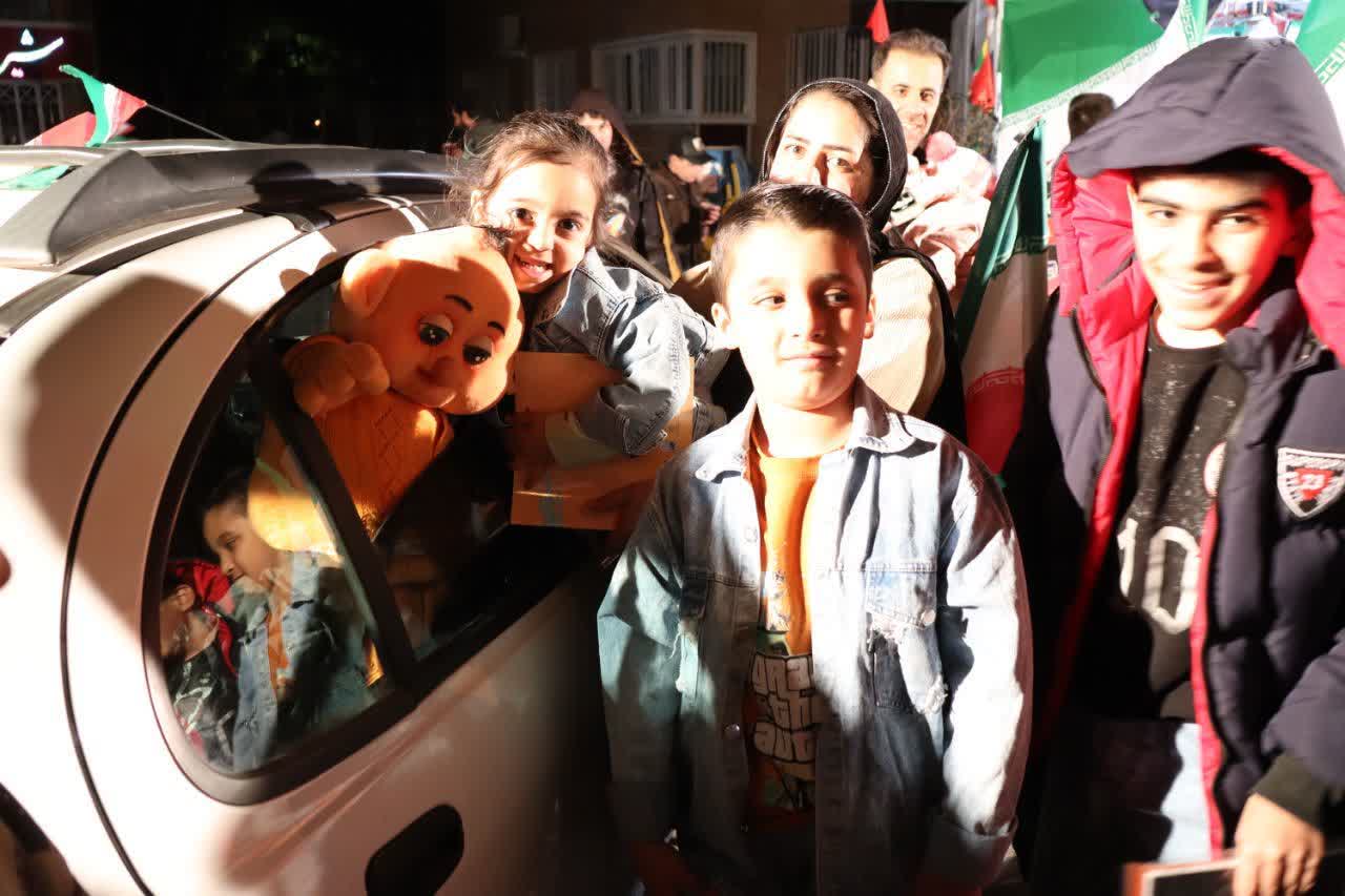 روحانیون‌ همدان پای کار/حضور پرشور مجاهدان دهه هشتادی و نودی در غرفه نسل بیدار