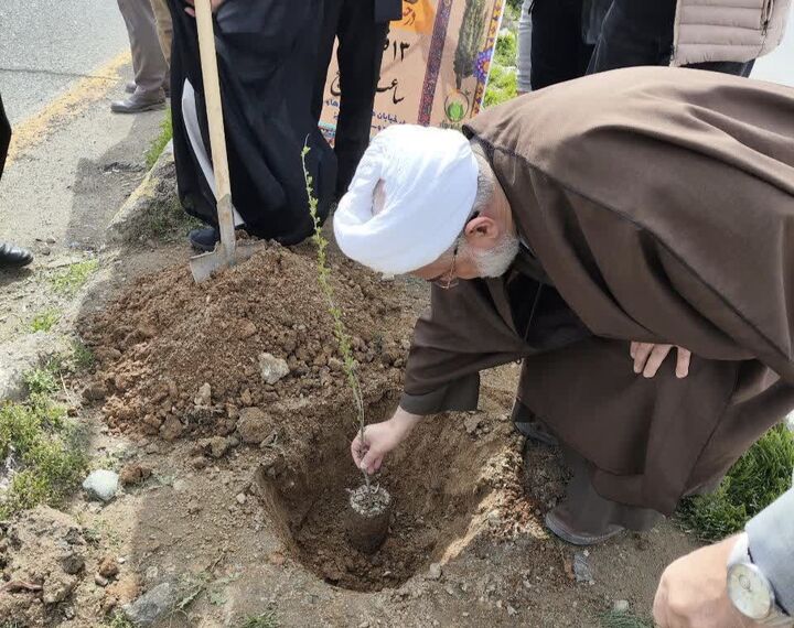 برگزاری پویش " ایستاده چون سرو" به یاد رهبر شهید در سنندج