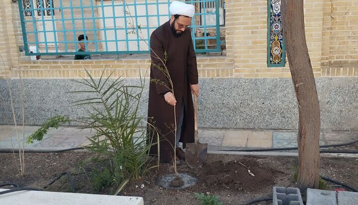 غرس سه نهال به یاد امام زمان(عج) و شهدای جنگ رمضان در روز طبیعت توسط کانون مسجد طراز انقلاب اسلامی