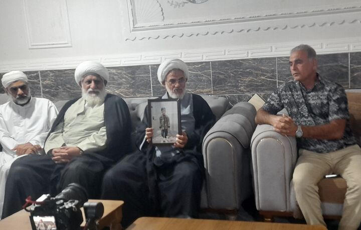 نماینده ولی فقیه در هرمزگان به دیدار خانواده شهید دانش‌آموز اهل سنت در میناب رفت