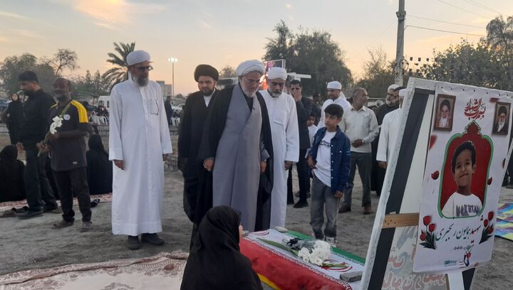 حضور نماینده ولی فقیه در هرمزگان در گلزار شهدای دانش‌آموز دبستان شجره طیبه میناب و دلجویی از خانواده‌های شهیدان