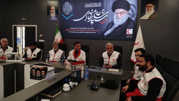 تقدیر اساتید قرآن از مجاهدان هلال احمر با گل و قرآن + تصاویر