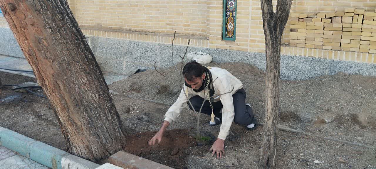 غرس سه نهال به یاد امام زمان(عج) و شهدای جنگ رمضان در روز طبیعت توسط کانون مسجد طراز انقلاب اسلامی