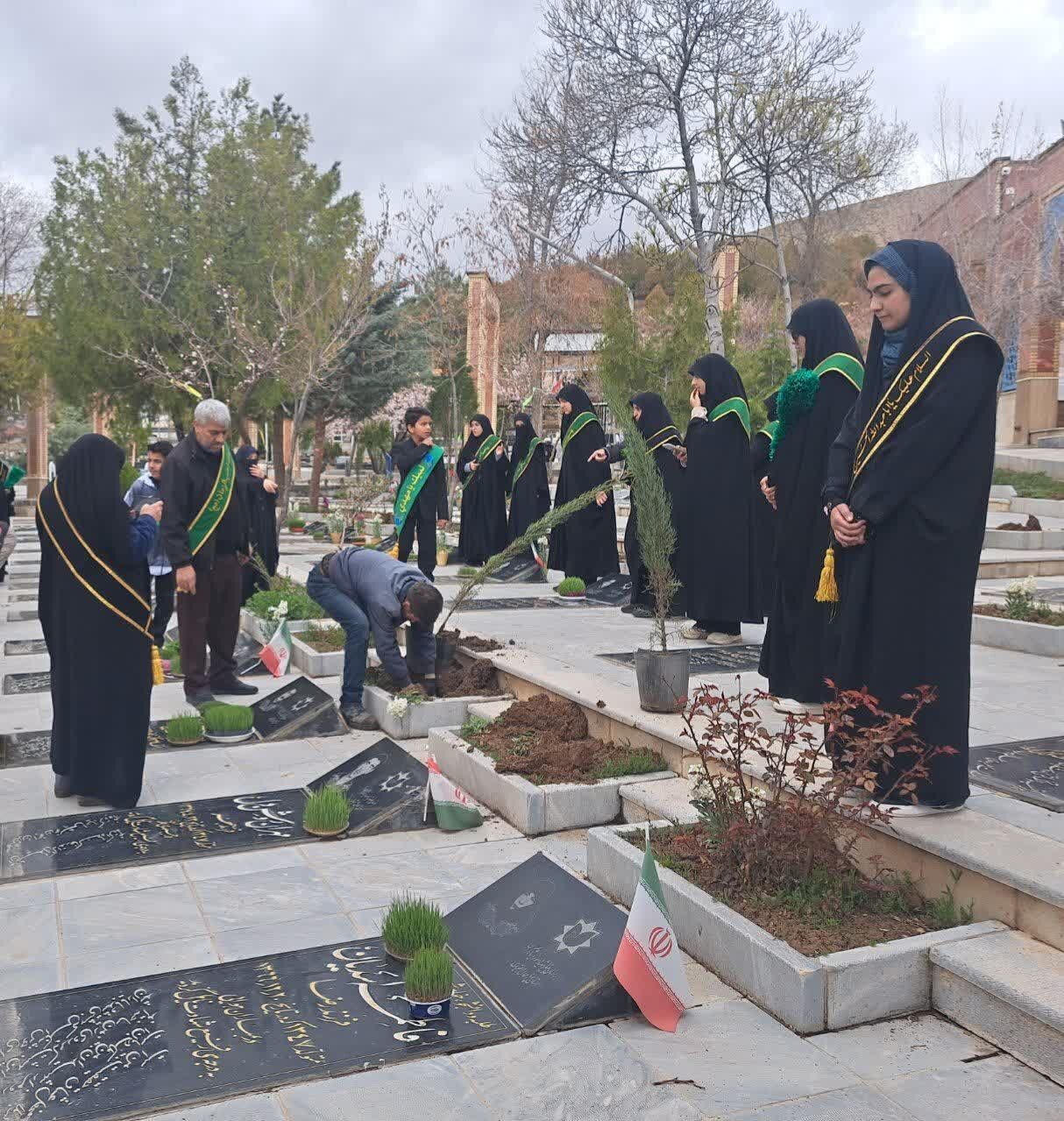 بهار در گلزار شهدا؛ نوجوانان کانون قدسیان اباصالح شهرکرد نهال یادگار کاشتند