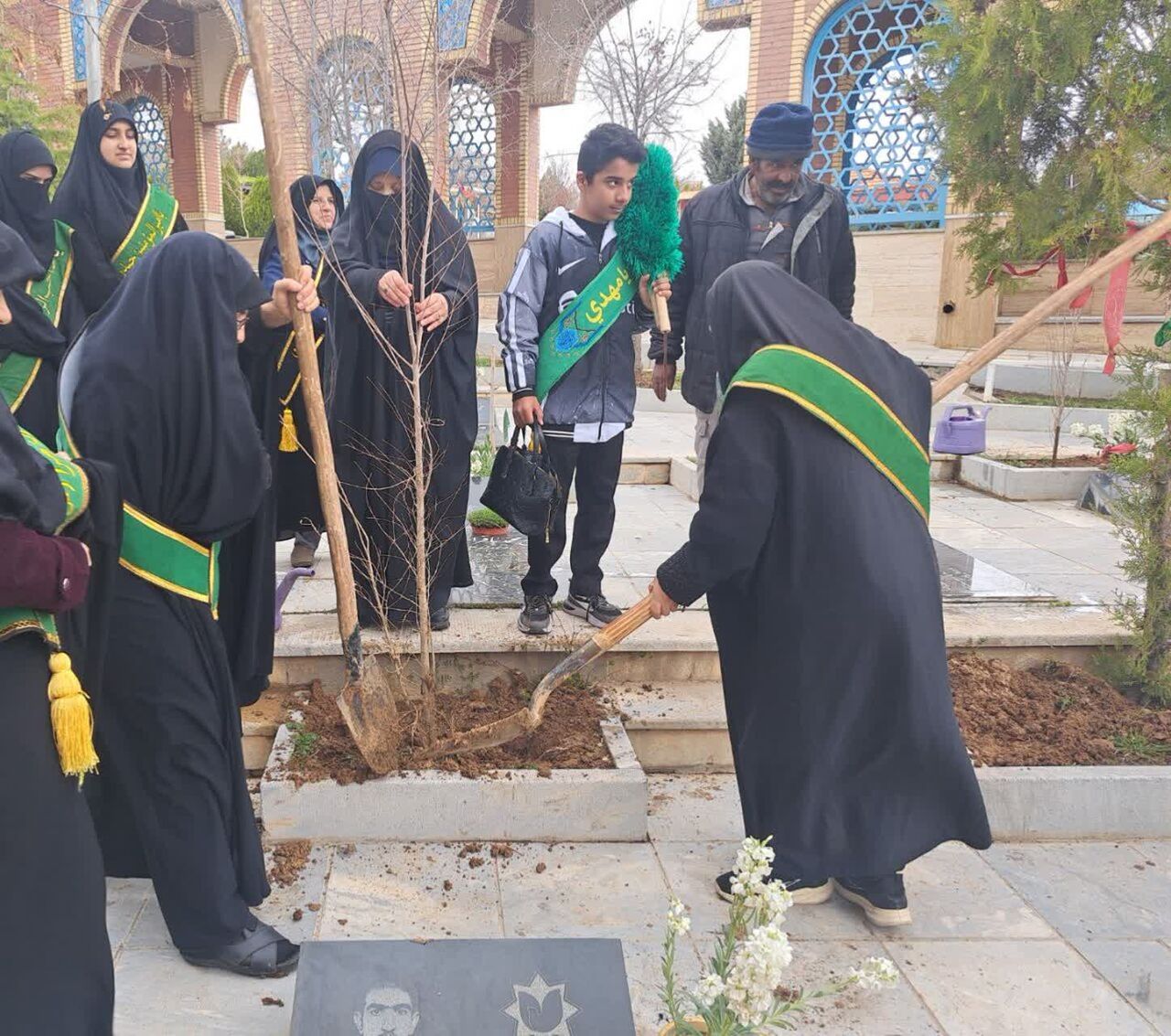 بهار در گلزار شهدا؛ نوجوانان کانون قدسیان اباصالح شهرکرد نهال یادگار کاشتند