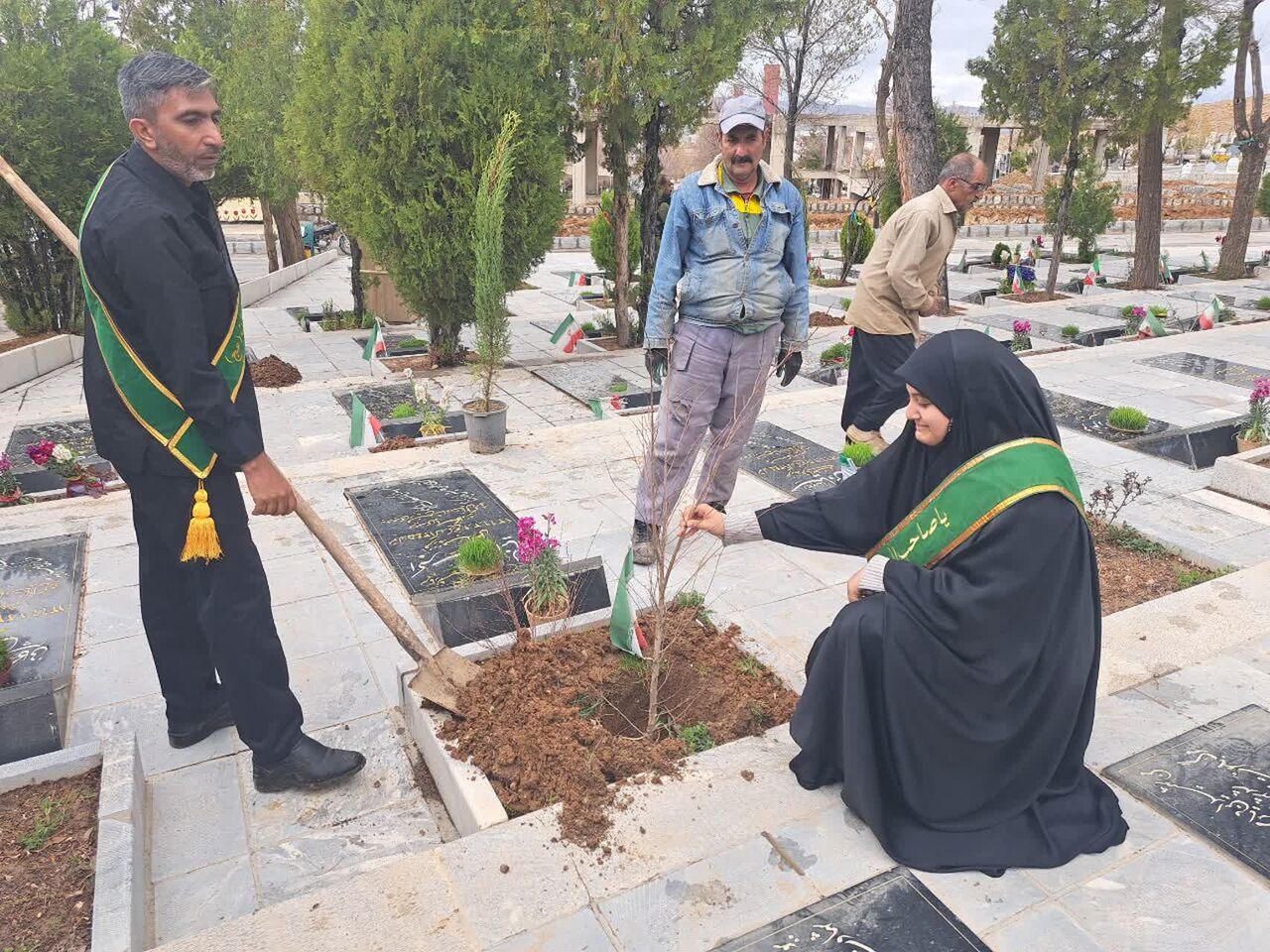 بهار در گلزار شهدا؛ نوجوانان کانون قدسیان اباصالح شهرکرد نهال یادگار کاشتند