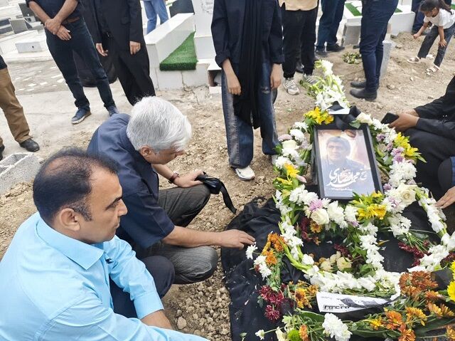ادای احترام اعضای هیئتمدیره انجمن صنفی کارفرمایی مطبوعات هرمزگان به شهدای دانشآموز میناب