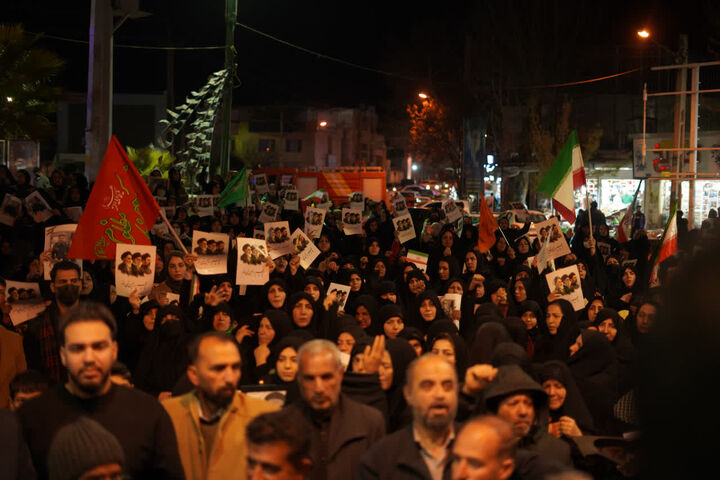 سی‌و پنجمین شب حضور مردم کوهدشت در میدان امام خمینی(ره)