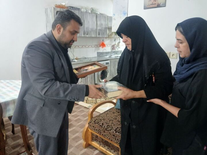 از عرشه تا عرش؛ ادای احترام بچه های مسجد به خانواده شهید مهدی افروزی در رامسر