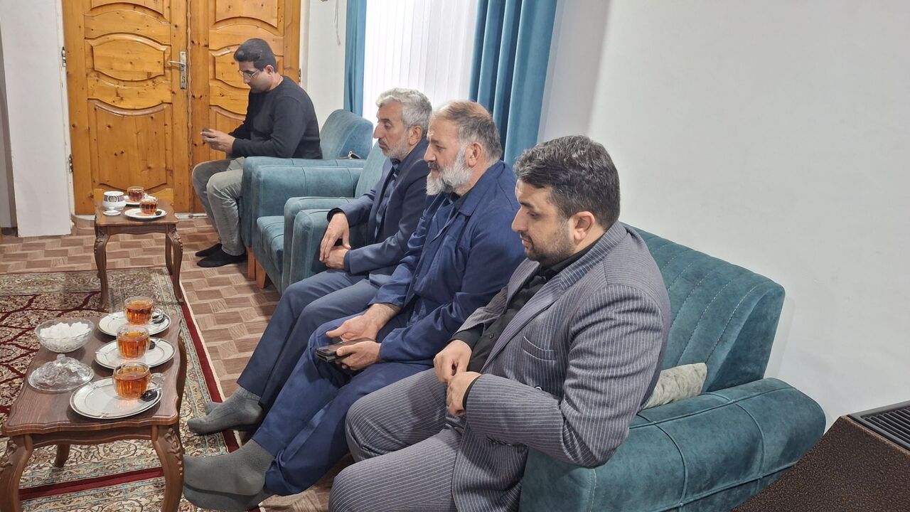 از عرشه تا عرش؛ ادای احترام بچه های مساجد به خانواده شهید مهدی افروزی در رامسر