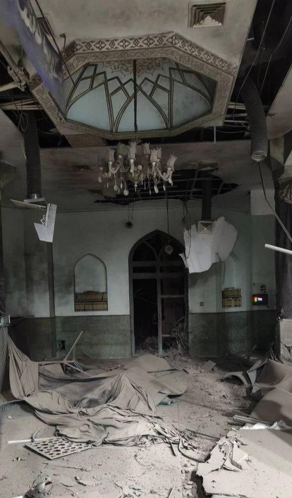 تصویر مسجد دانشگاه شریف پس از حمله به این دانشگاه