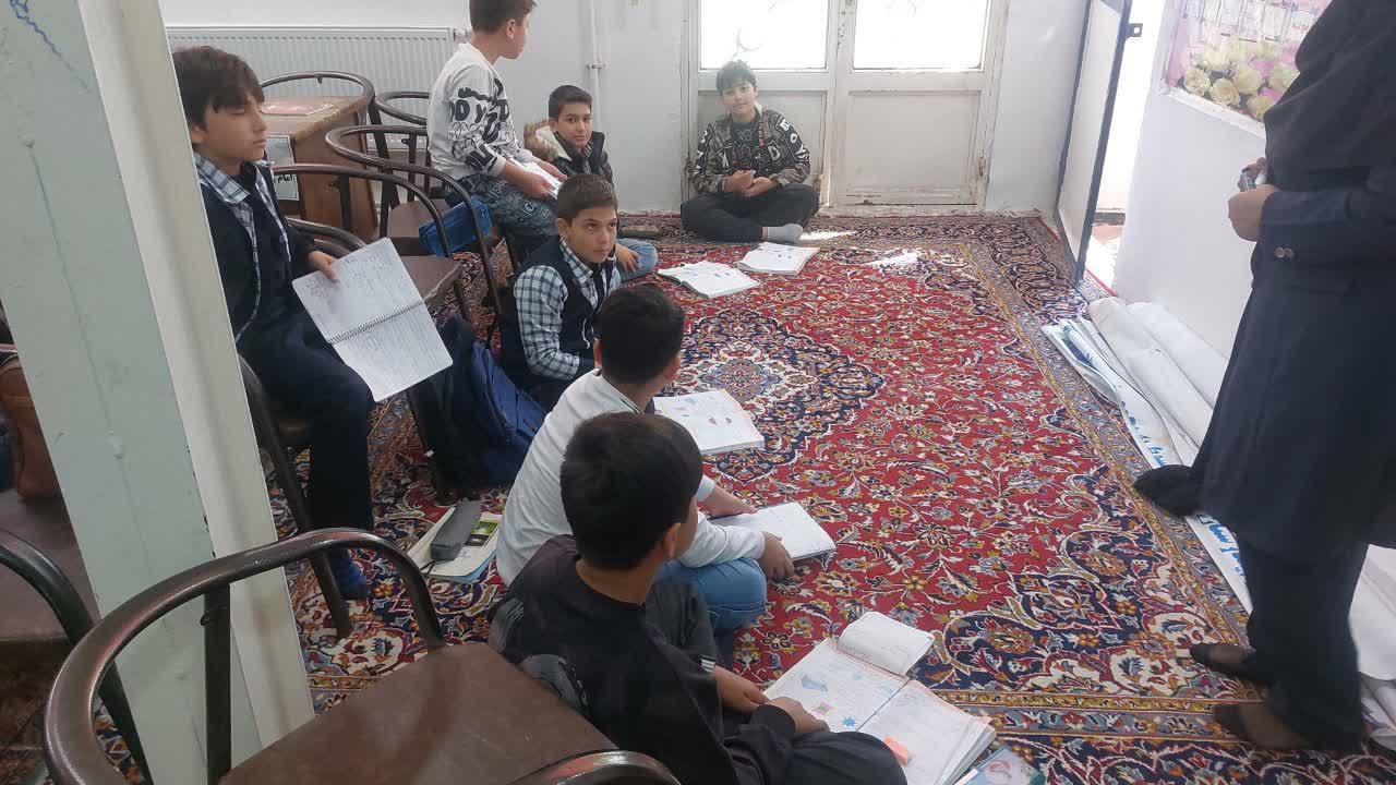 روشن ماندن چراغ درس در پناه مسجد