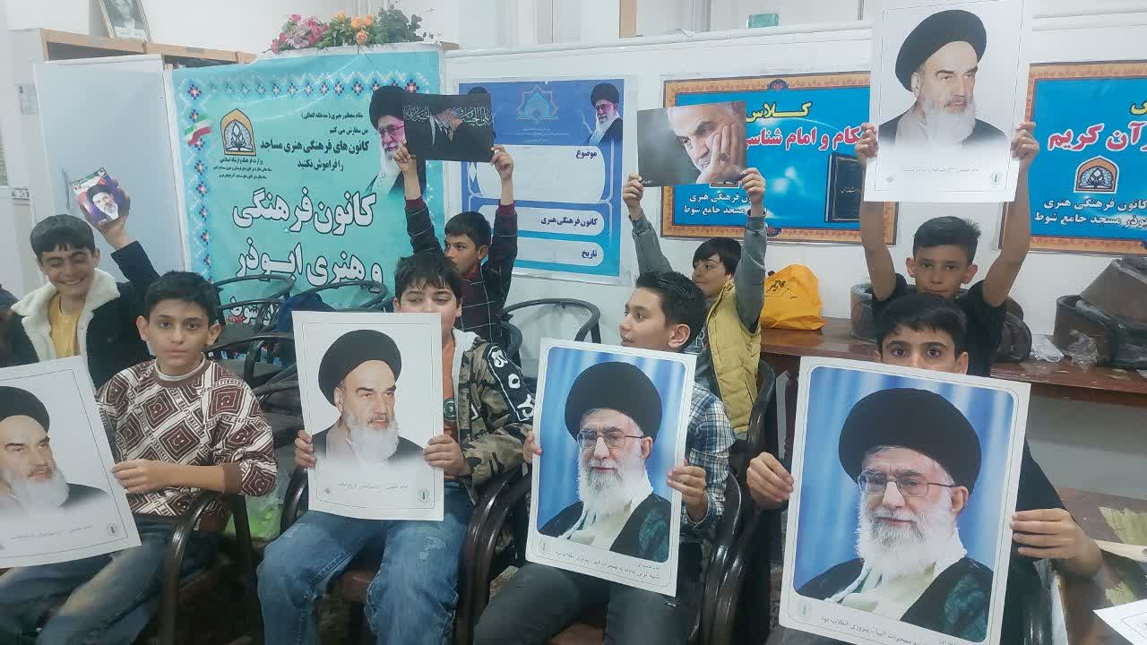 روشن ماندن چراغ درس در پناه مسجد