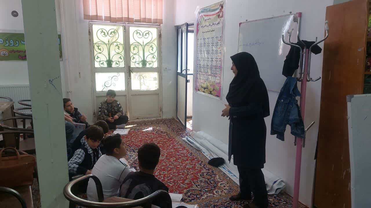 روشن ماندن چراغ درس در پناه مسجد