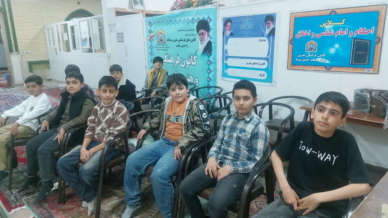 روشن ماندن چراغ درس در پناه مسجد