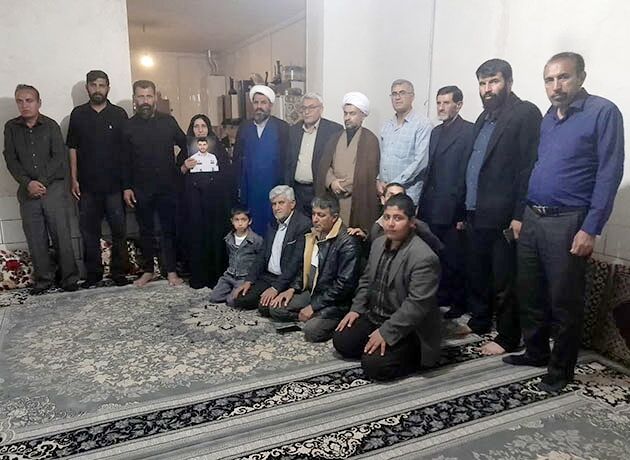 ادای احترام به ایثار؛ اعضای کانون سیدالشهداء (ع) فسا میهمان خانواده شهید ظهرابی‌فر