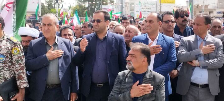 حضور مدیرکل آموزش و پرورش کهگیلویه و بویراحمد در مراسم تشییع شهید دانش‌آموز ابوالفضل پیمان