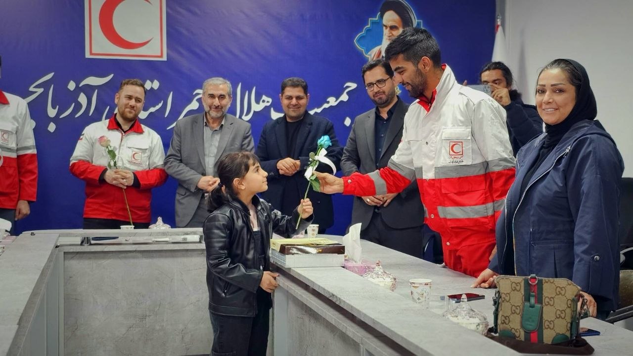 امدادگران هلال احمر با از خودگذشتگی برای حفظ جان مردم تلاش میکنند