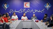 امدادگران هلال احمر با از خودگذشتگی برای حفظ جان مردم تلاش می‌کنند