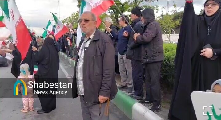 تشکیل زنجیره انسانی دور نیروگاه برق مشهد