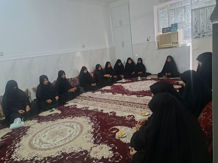 روایت سه‌شنبه‌ای متفاوت در هشتبندی؛ وقتی دختران نوجوان مسجدی پای خاطرات مادر شهید دهه هشتادی نشستند