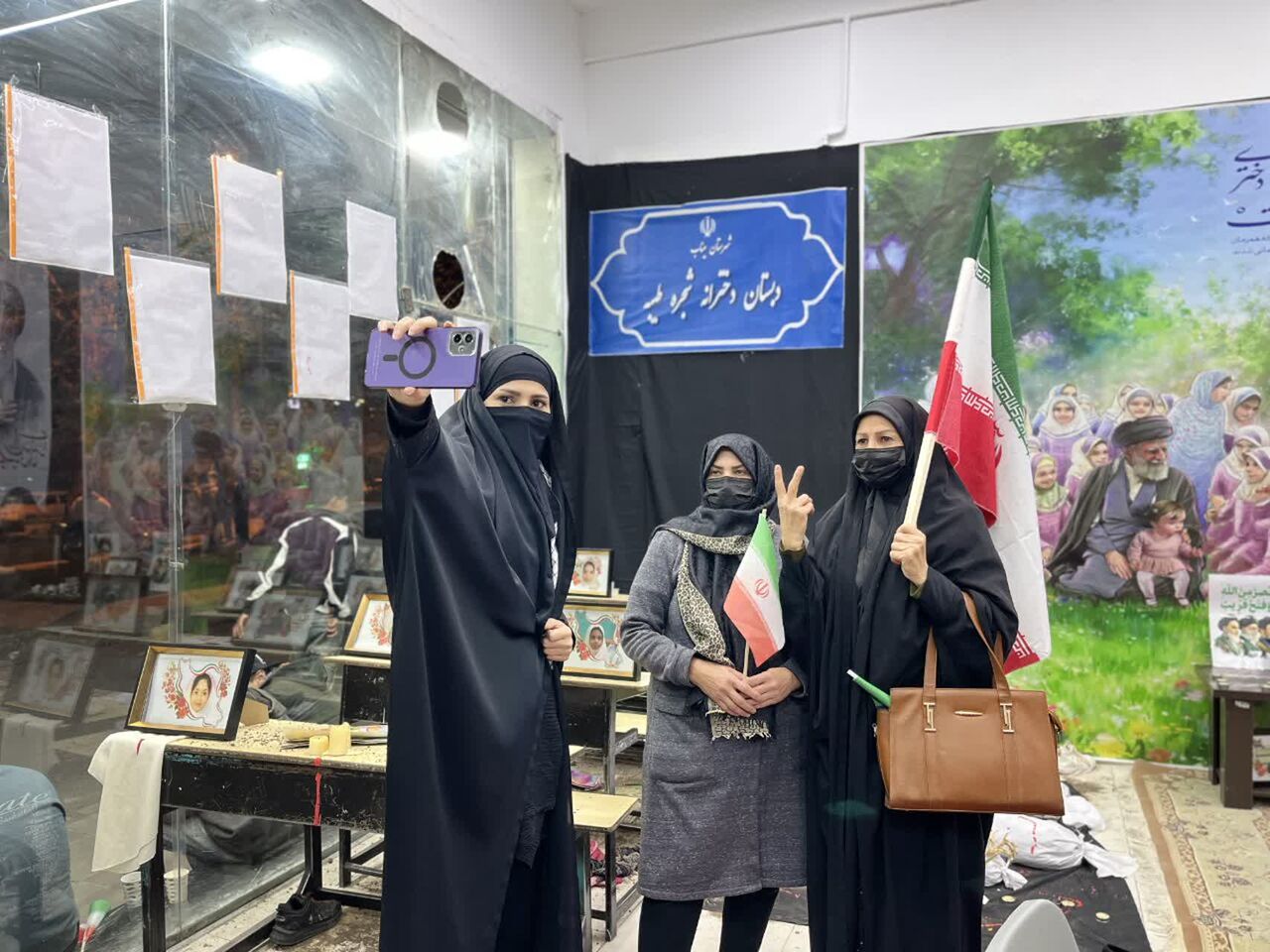 برپایی نمایشگاه مدرسه شجره میناب در جوار مصلی نمازجمعه هشتگرد