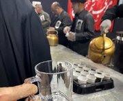 مراجعه شهروند قائم‌شهری با لیوان شخصی به موکب «اجتماع اقتدار»؛ دوراندیشی برای کاهش تولید زباله