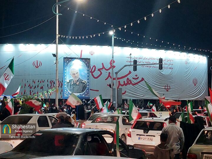 حرکت تماشایی کاروان‌های شبانه خودرویی با پرچم پرافتخار وطن