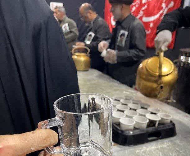 مراجعه شهروند قائم‌شهری با لیوان شخصی به موکب «اجتماع اقتدار»؛ دوراندیشی برای کاهش تولید زباله