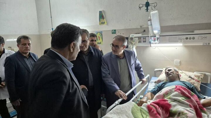 عیادت استاندار کهگیلویه و بویراحمد از مجروحان جنگ رمضان و دیدار با خانواده شهدا در دهدشت