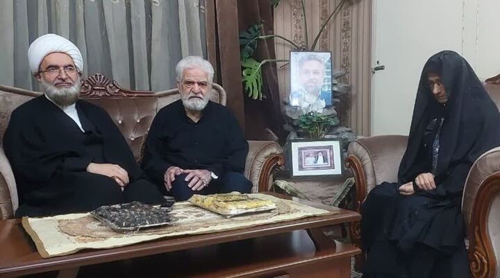 هر شب، با عکس شهید و پرچم ایران در میادین و تجمعات هستیم