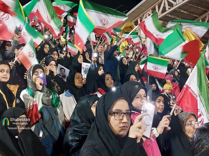 گوشه‌ای از مراسم اربعین رهبر شهید در ورزشگاه شهید باهنر کرمان