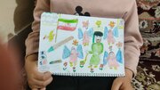 اهدای نقاشی کودکان مریوانی به یاد شهدای دانش‌آموز و رهبر شهید