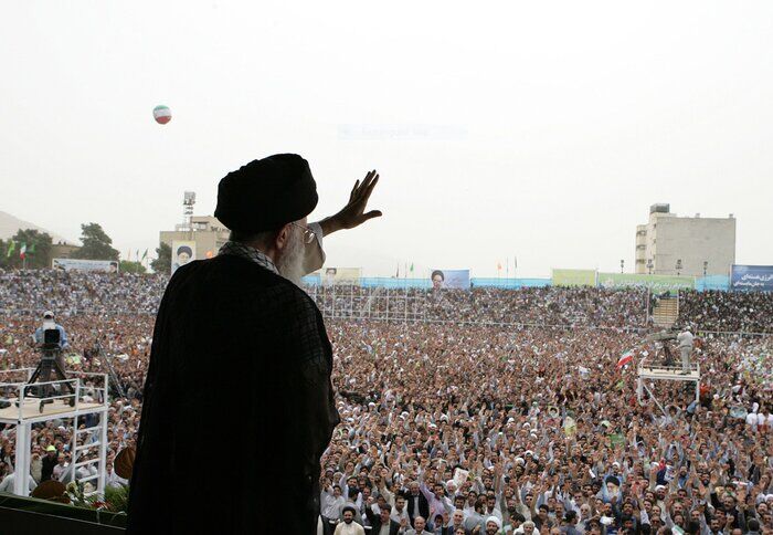 بازخوانی سخنان رهبر شهید انقلاب در جمع مردم شیراز