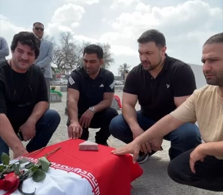 حضور قهرمانان ملی کشتی در گلزار شهدای دانش‌آموز میناب