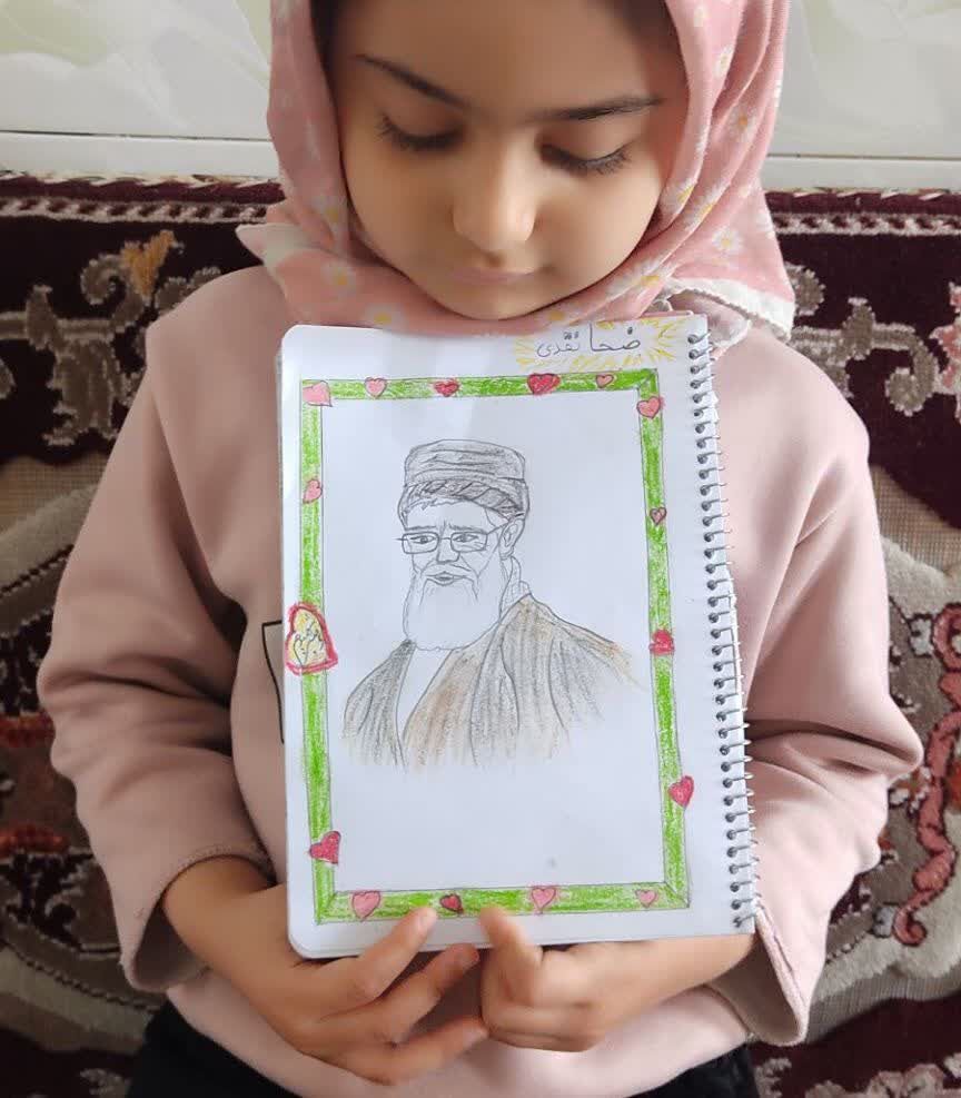 اهدای نقاشی کودکان مریوانی به یاد شهدای دانشآموز و رهبر شهید