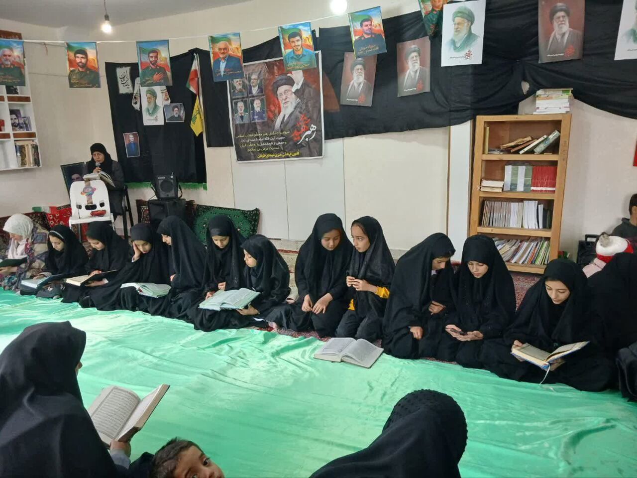 بزرگداشت چهلم «رهبر شهید» و شهدای دانشآموز میناب در کانون شهدای طوغان