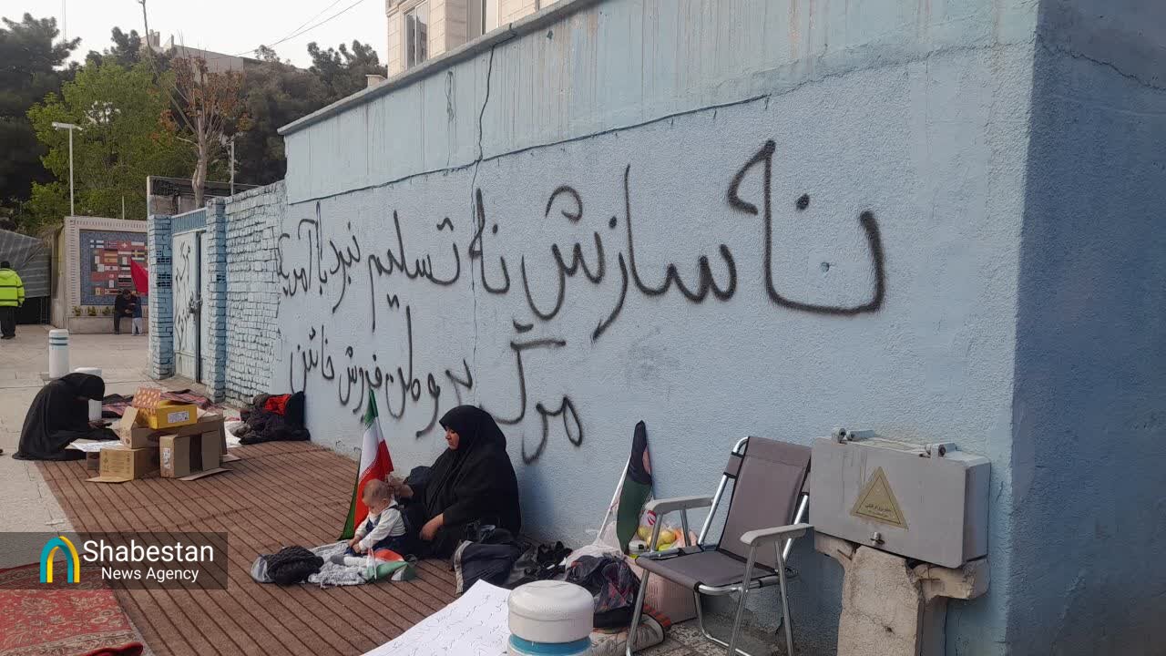 روایت مادران کفن پوش مشهدی| نگران جان رهبرمان هستیم| آنها سوگوارند!