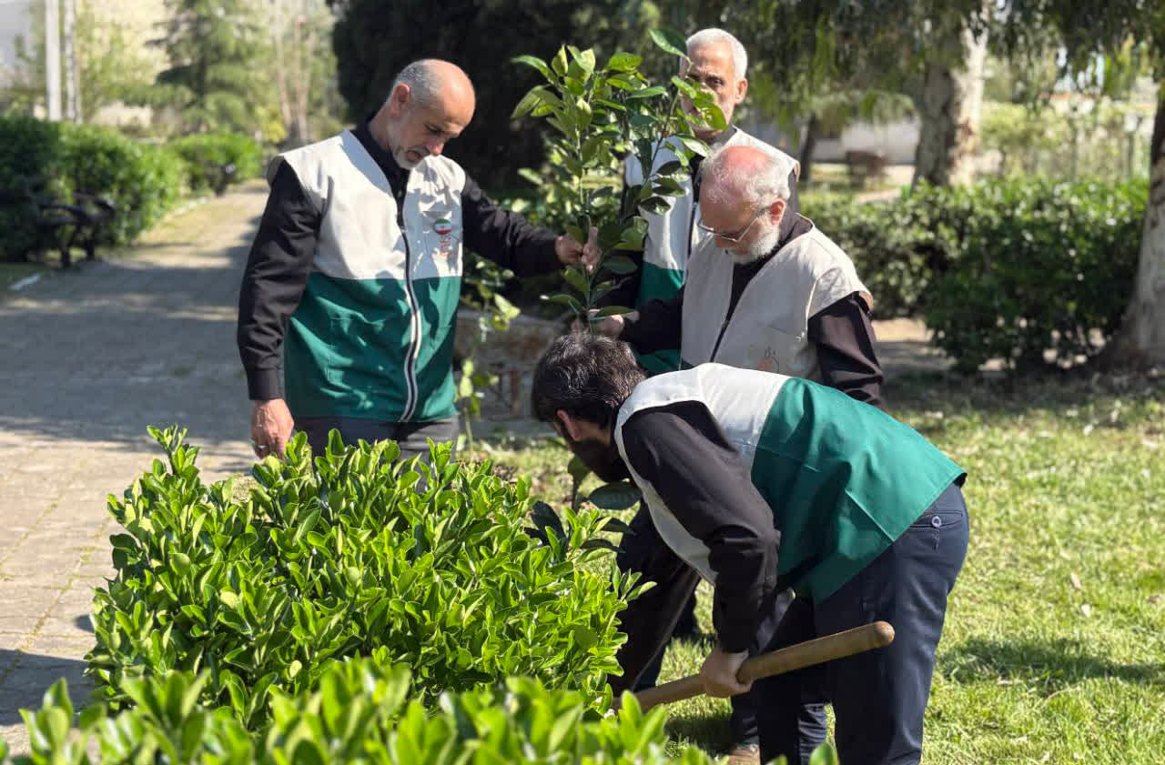 کاشت نهال در رشت به یاد رهبر شهید