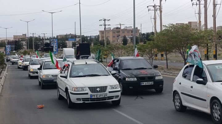 رژه خودرویی «بعثت خون» در بیرجند برگزار شد