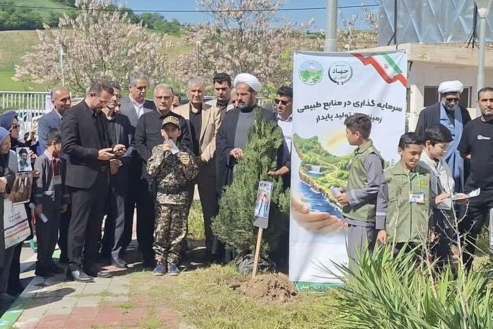 «سرو ایران» در گلستان ریشه دواند/ غرس ۲ هزار نهال در چهلمین روز شهادت رهبر امت و روز ملی فناوری هسته‌ای