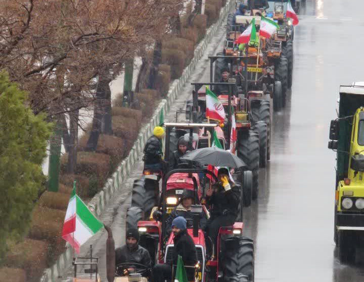 رژه نمادین تراکتورسواران روستای طولش در بیعت با رهبر معظم انقلاب